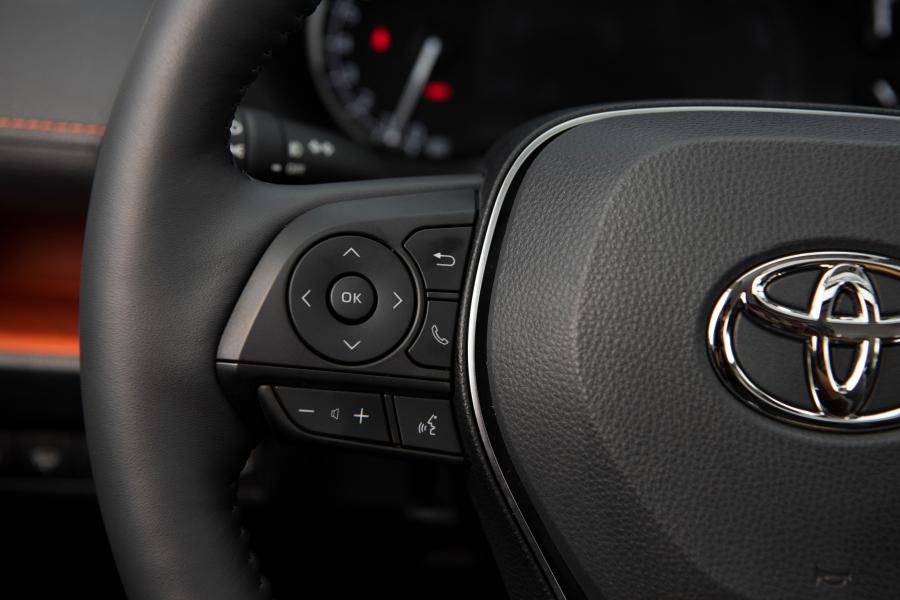 Детали интерьера Toyota RAV4 Adventure 2018 года  (NA) (фото 161 из 196)